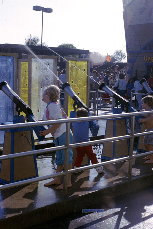 86-12-28, 05, Michael, Water Canons at Sea World, Florida