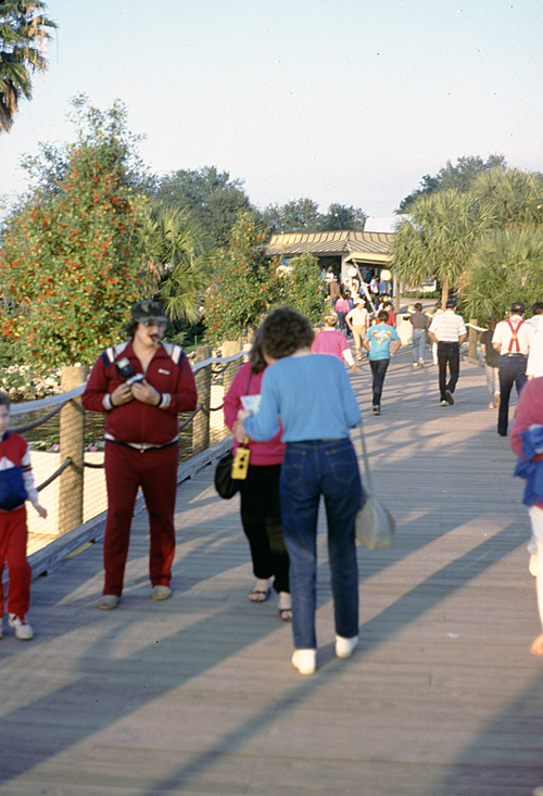 86-12-28, 38, Mike, Janice and Linda, Sea World, Florida