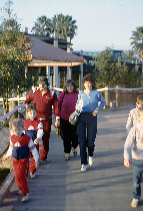 86-12-28, 40, Mike, Janice, Linda & Guys, Sea World, Florida