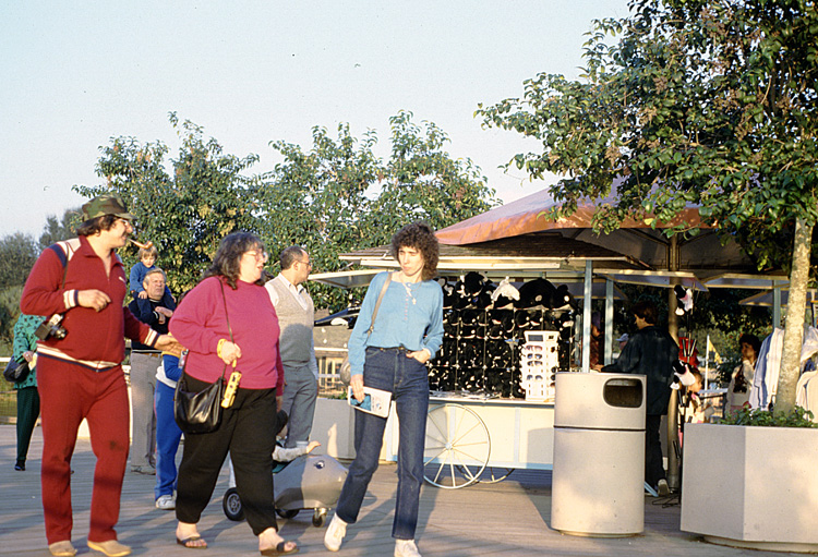 86-12-28, 42, Mike, Janice and Linda, Sea World, Florida