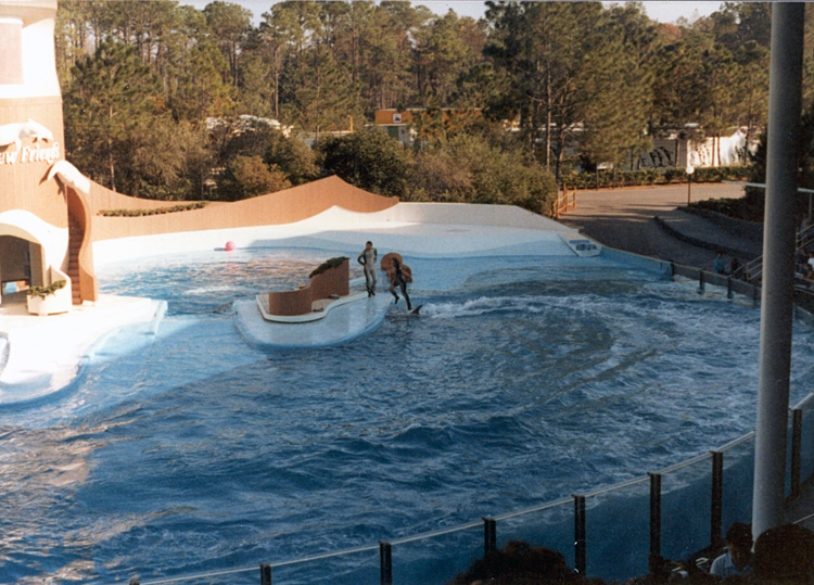 86-12-28, 53, Main Show at Sea World in Florida