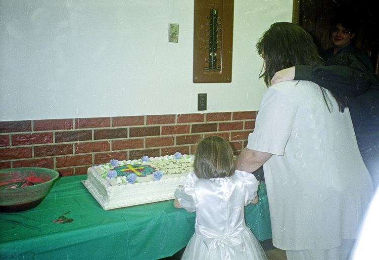 98-04-19, 22, Lisa, Andrea and Cake, Christening