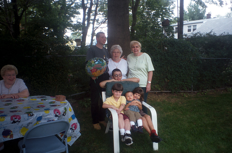 98-09-19, 00, Michael,Gerri,Brian, PJ, Mikey, Andrea, Grandma