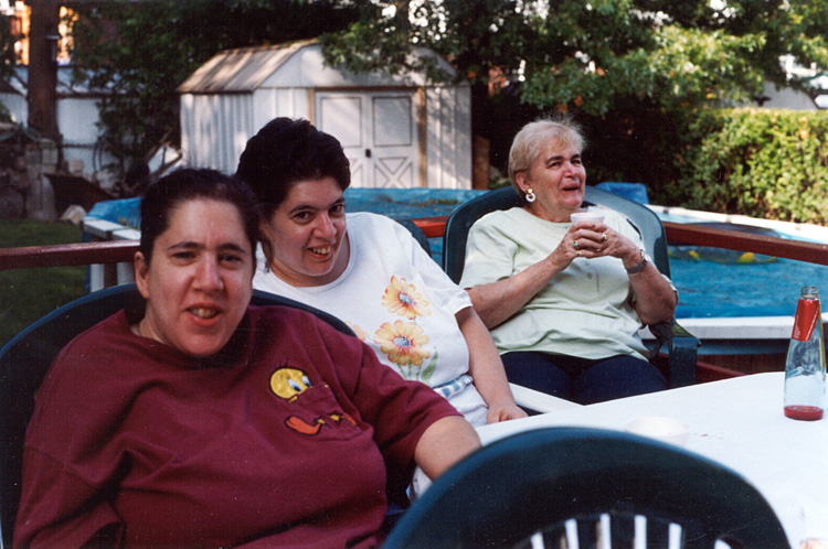 98-09-19, 30, Nancy, Karen and Grandma, 1st Birthday