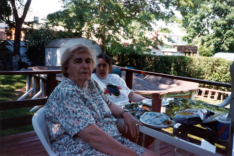 99-05-29, 10s, Grandma and Nancy, Memorial Day