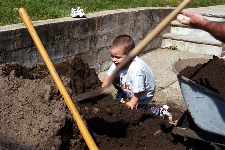 99-10-02, 04, Mikey helping with dirt, Saddle Brook, NJ