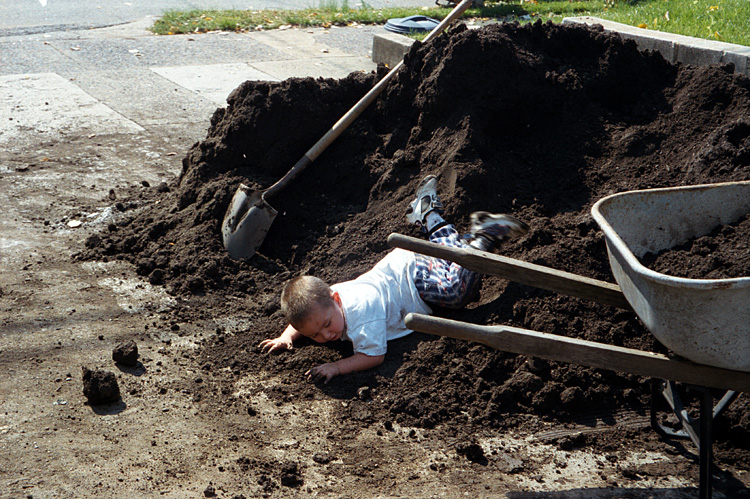 99-10-02, 06, Mikey helping with dirt, Saddle Brook, NJ