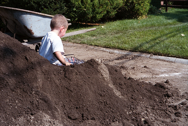 99-10-02, 10, Mikey helping with dirt, Saddle Brook, NJ