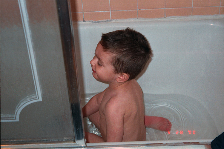 00-05-28, 17, Mikey in tub