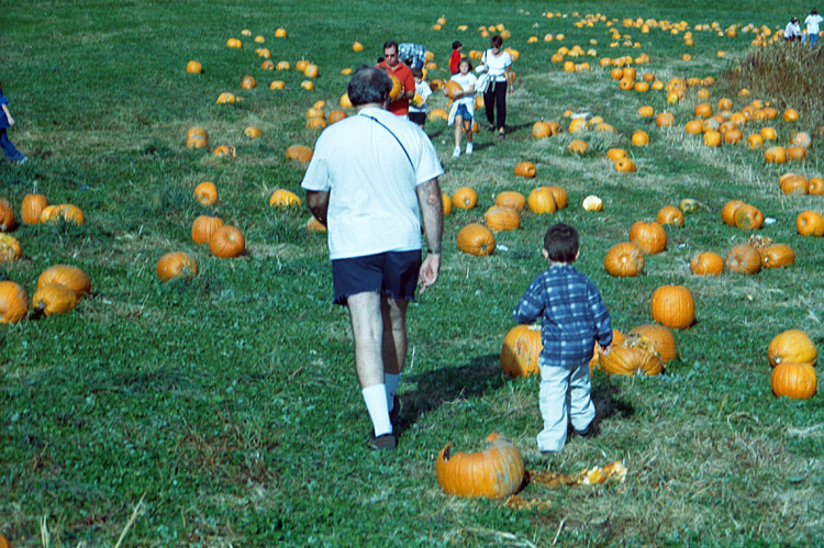 00-10-14, 04a, Mikey and Pumkins, Pumkin Picking Farm, NJ