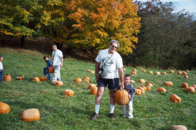 00-10-14, 11a, Mikey and Pumkins, Pumkin Picking Farm, NJ