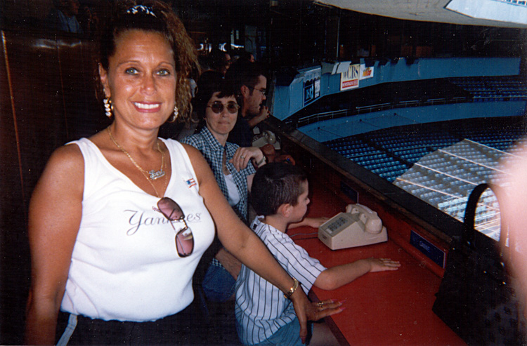 03-08-29, 01, Lori, Linda and Mikey, Yankee Game