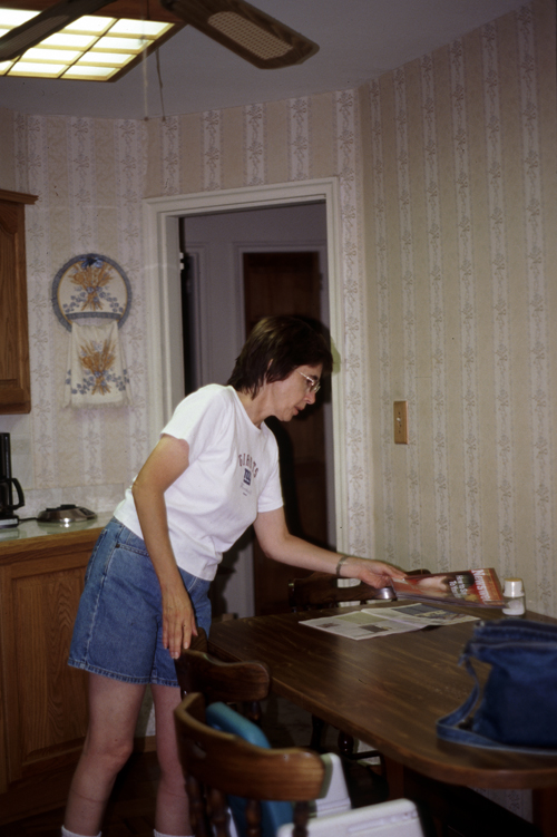 04-08-17, 01, Linda in the Kitchen