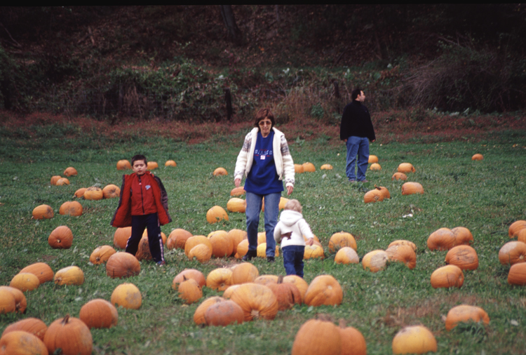 04-10-16, 09, Mikey, Linda, and Connor selecting pumpkins, New Jersey