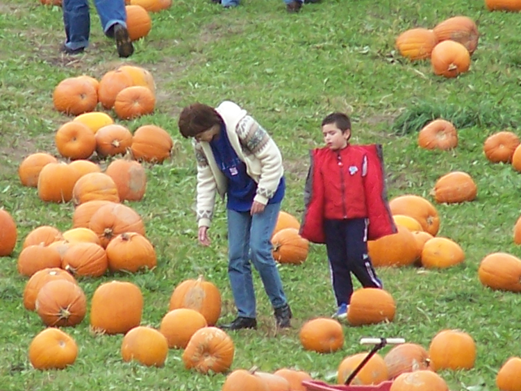 04-10-16, 36, Linda and Mikey selecting a pumpkin, New Jersey