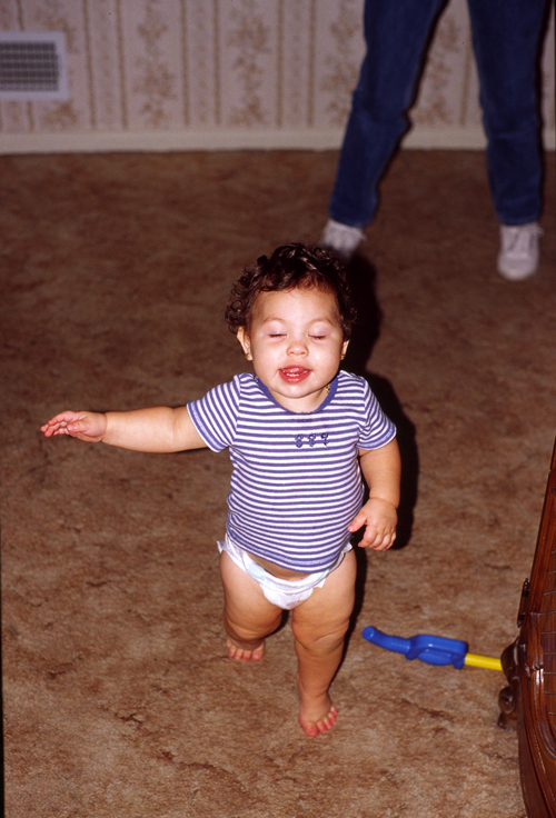 05-10-16, 05, Kaitlyn taken her first steps, Saddle Brook, NJ