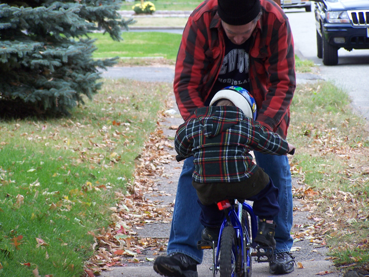 05-10-29, 103, Gerry and Connor learning to ride, Saddle Brook, NJ