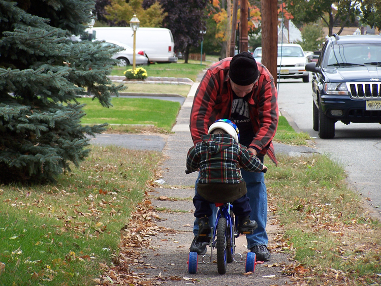 05-10-29, 104, Gerry and Connor learning to ride, Saddle Brook, NJ