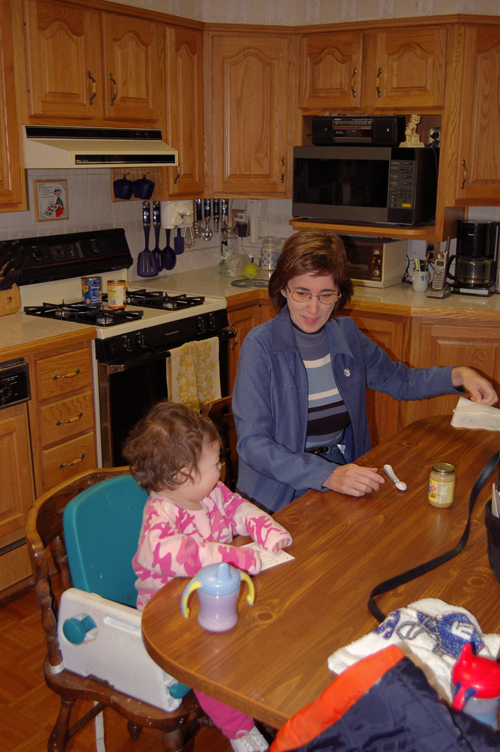 05-12-07, 36, Kaitlyn ready to eat with Grandma