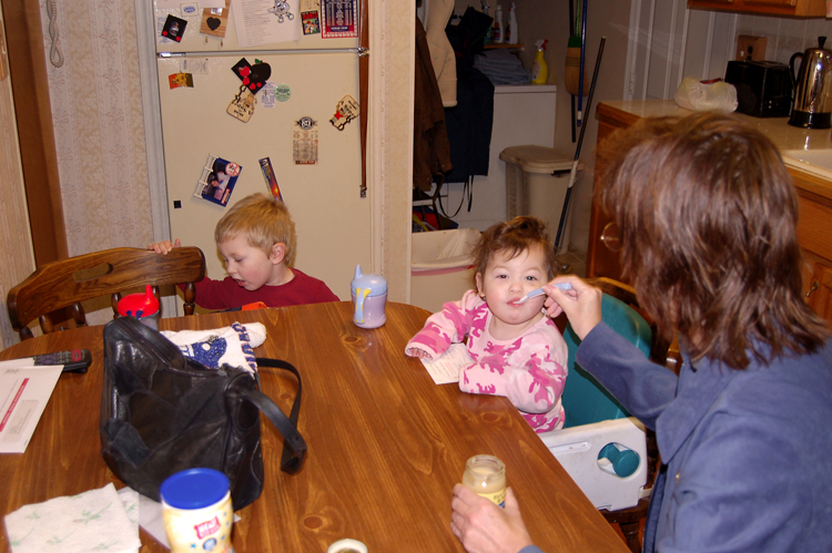 05-12-07, 41, Connor, Kaitlyn eating with Grandma