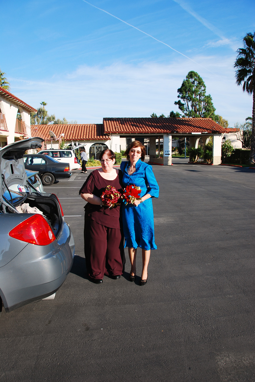 07-12-16, 010, Janice and Linda, Days Inn, Camarillo, CA