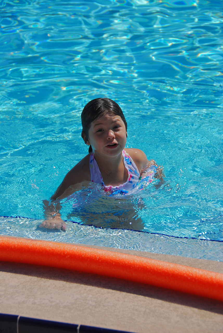 2009-04-04, 002, Pool side at the Hampton, Florida
