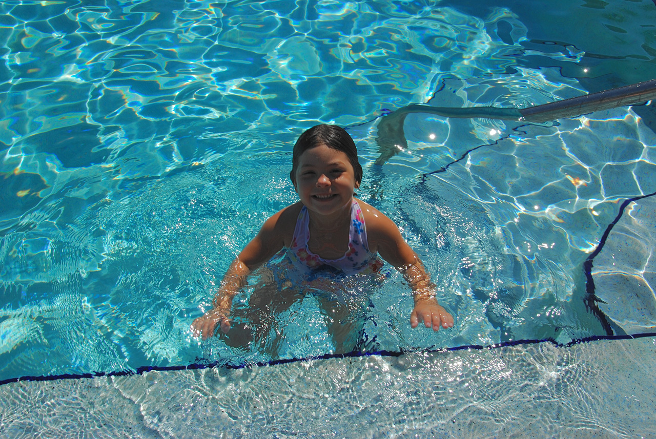 2009-04-04, 003, Pool side at the Hampton, Florida