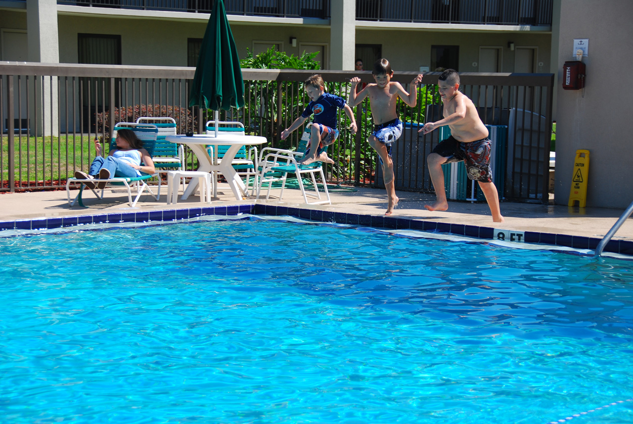 2009-04-04, 005, Pool side at the Hampton, Florida
