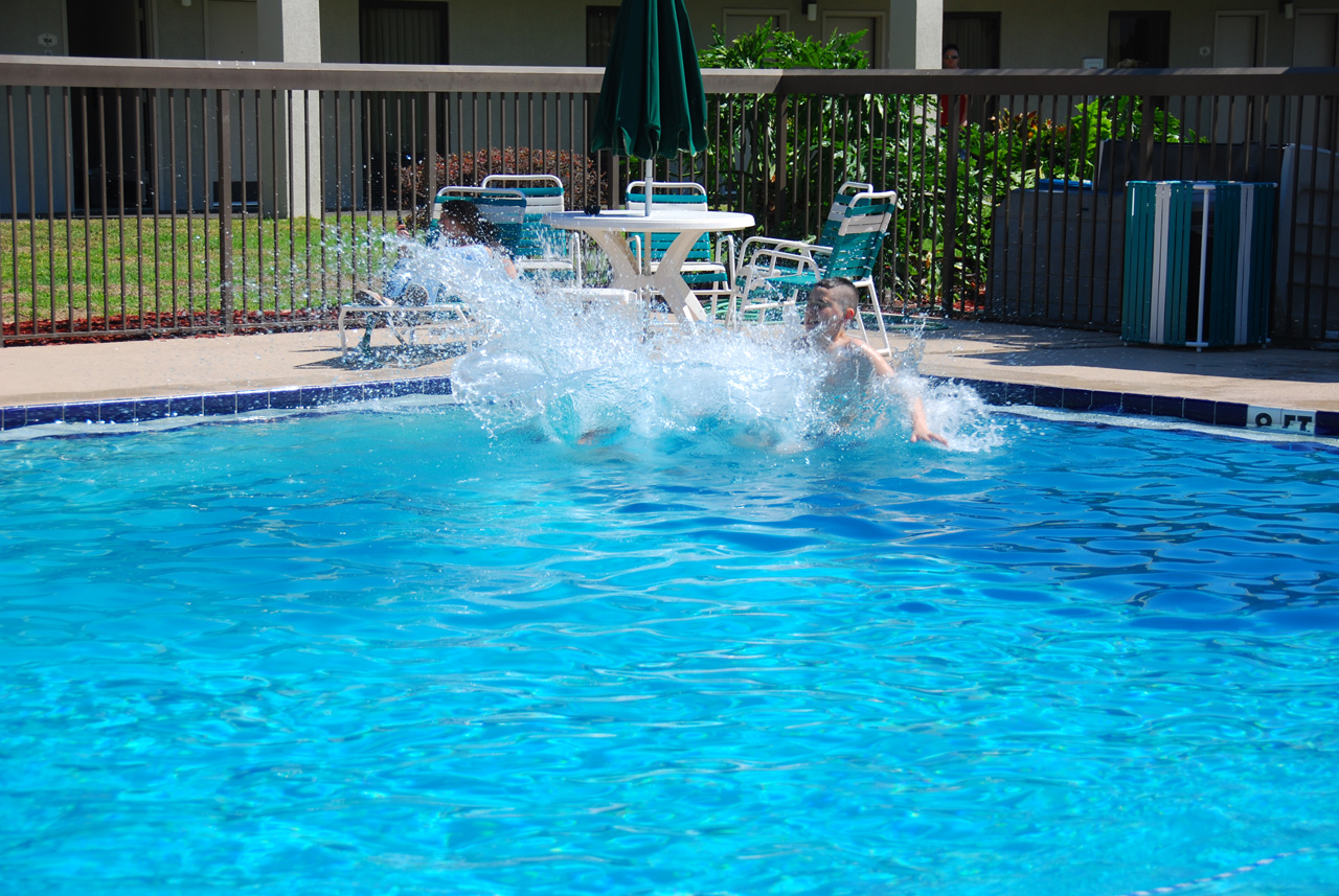 2009-04-04, 006, Pool side at the Hampton, Florida