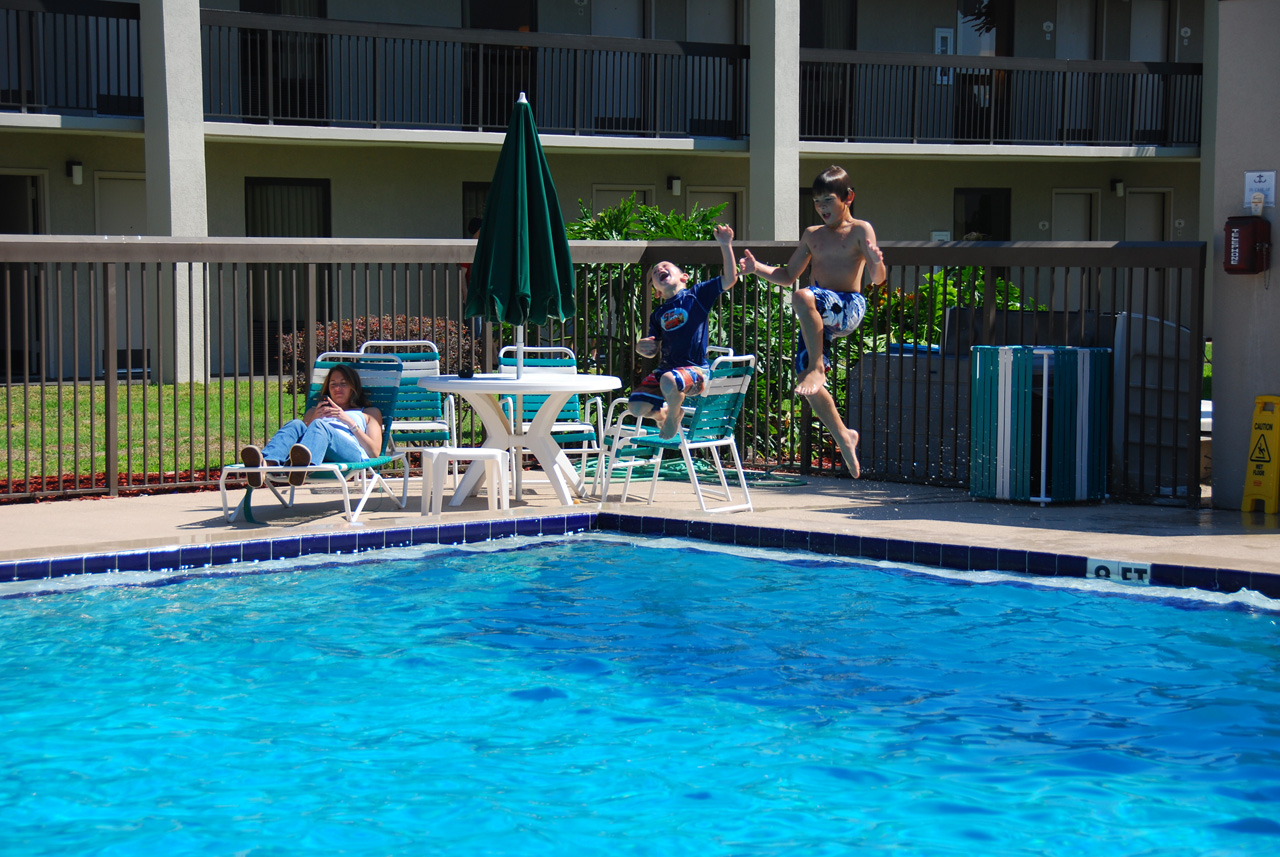 2009-04-04, 007, Pool side at the Hampton, Florida