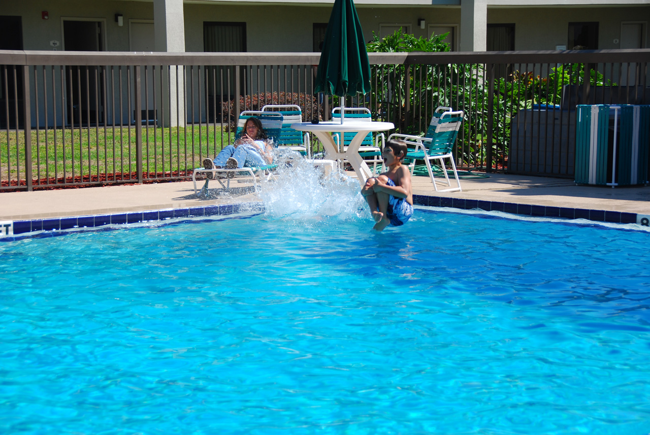 2009-04-04, 008, Pool side at the Hampton, Florida