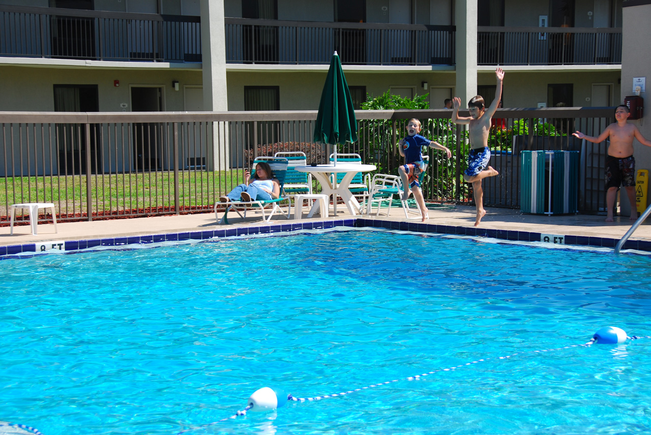 2009-04-04, 009, Pool side at the Hampton, Florida