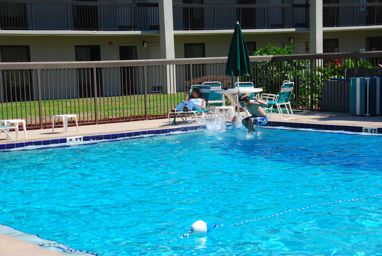 2009-04-04, 010, Pool side at the Hampton, Florida