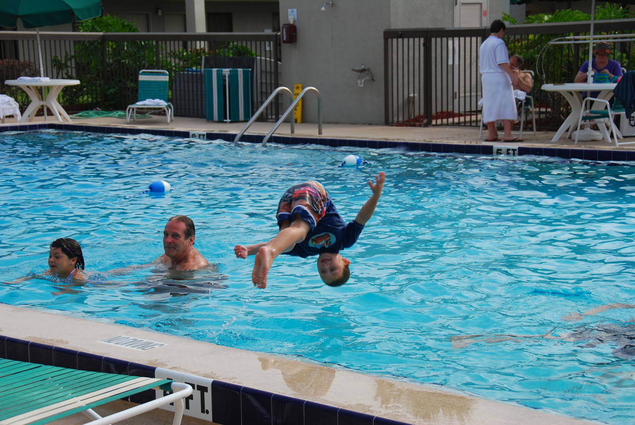 2009-04-05, 001, Pool side at the Hampton, Florida