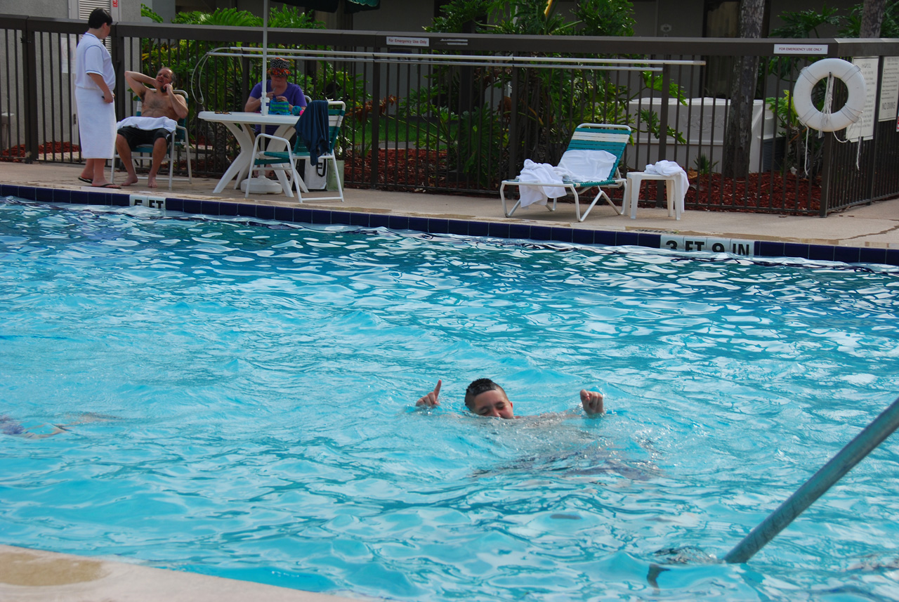 2009-04-05, 002, Pool side at the Hampton, Florida