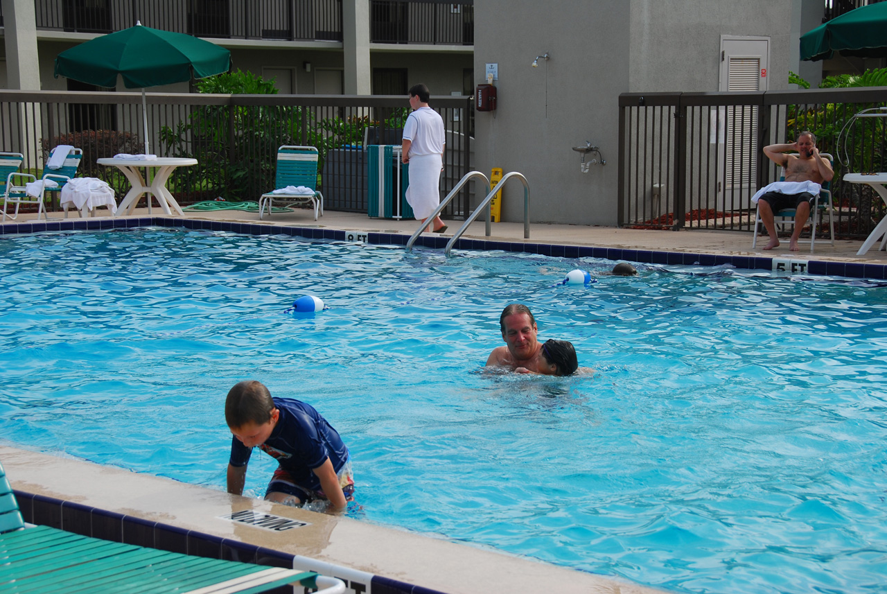 2009-04-05, 003, Pool side at the Hampton, Florida