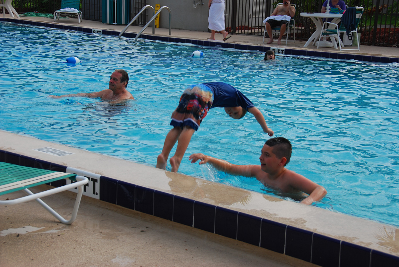 2009-04-05, 004, Pool side at the Hampton, Florida