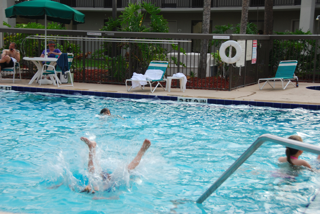 2009-04-05, 005, Pool side at the Hampton, Florida