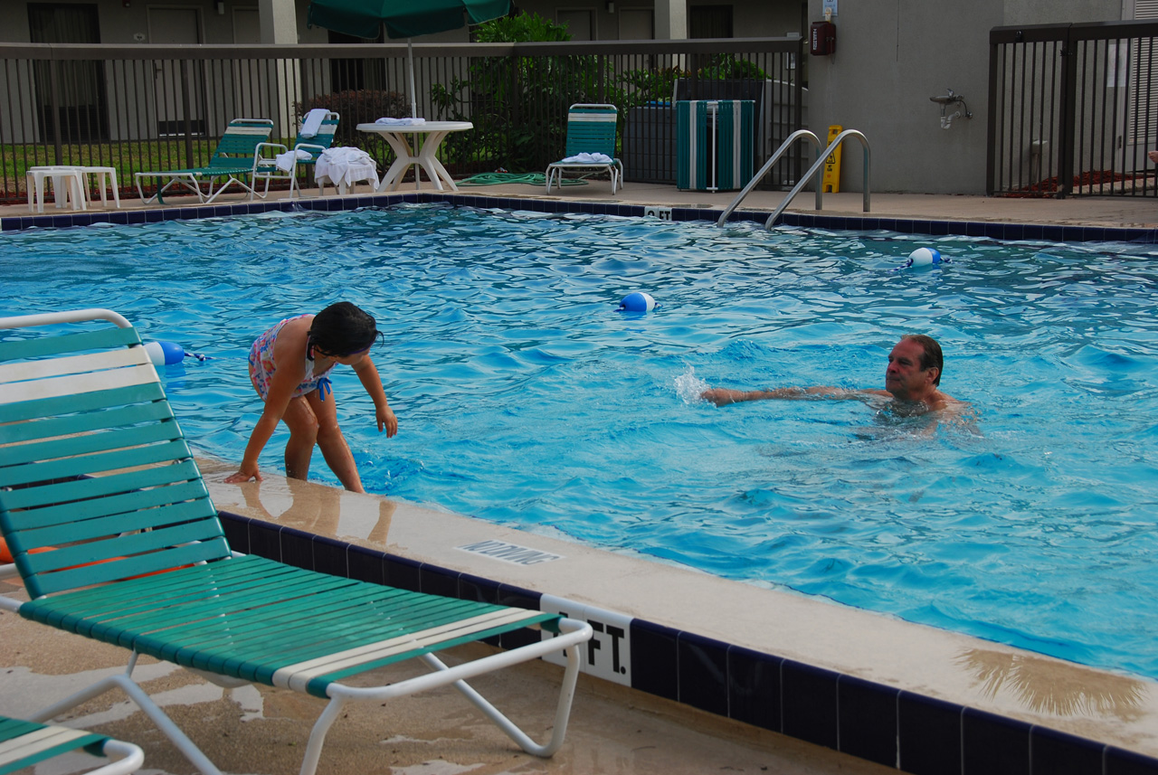 2009-04-05, 006, Pool side at the Hampton, Florida