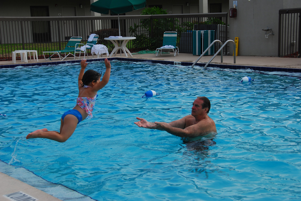 2009-04-05, 007, Pool side at the Hampton, Florida