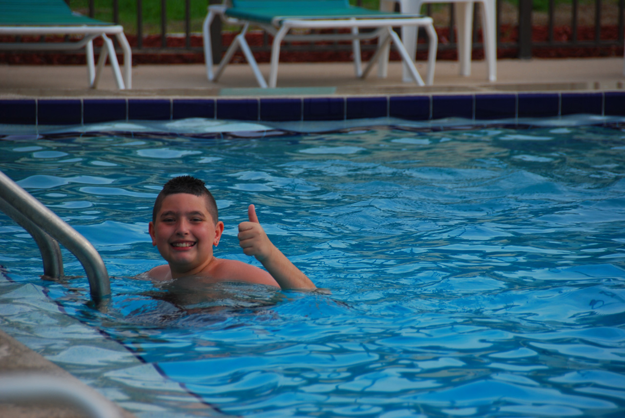 2009-04-05, 008, Pool side at the Hampton, Florida