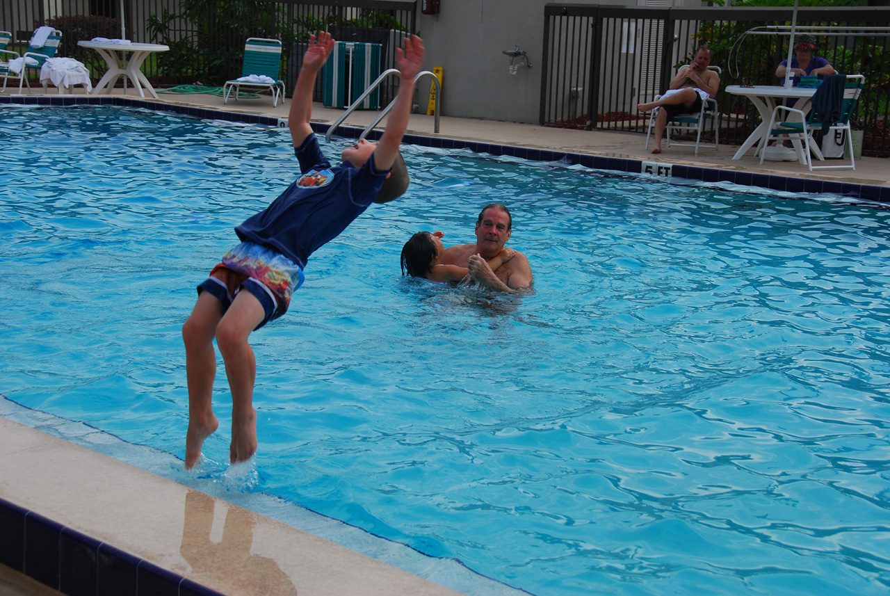2009-04-05, 011, Pool side at the Hampton, Florida