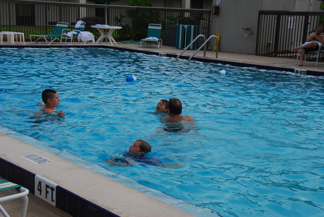 2009-04-05, 012, Pool side at the Hampton, Florida