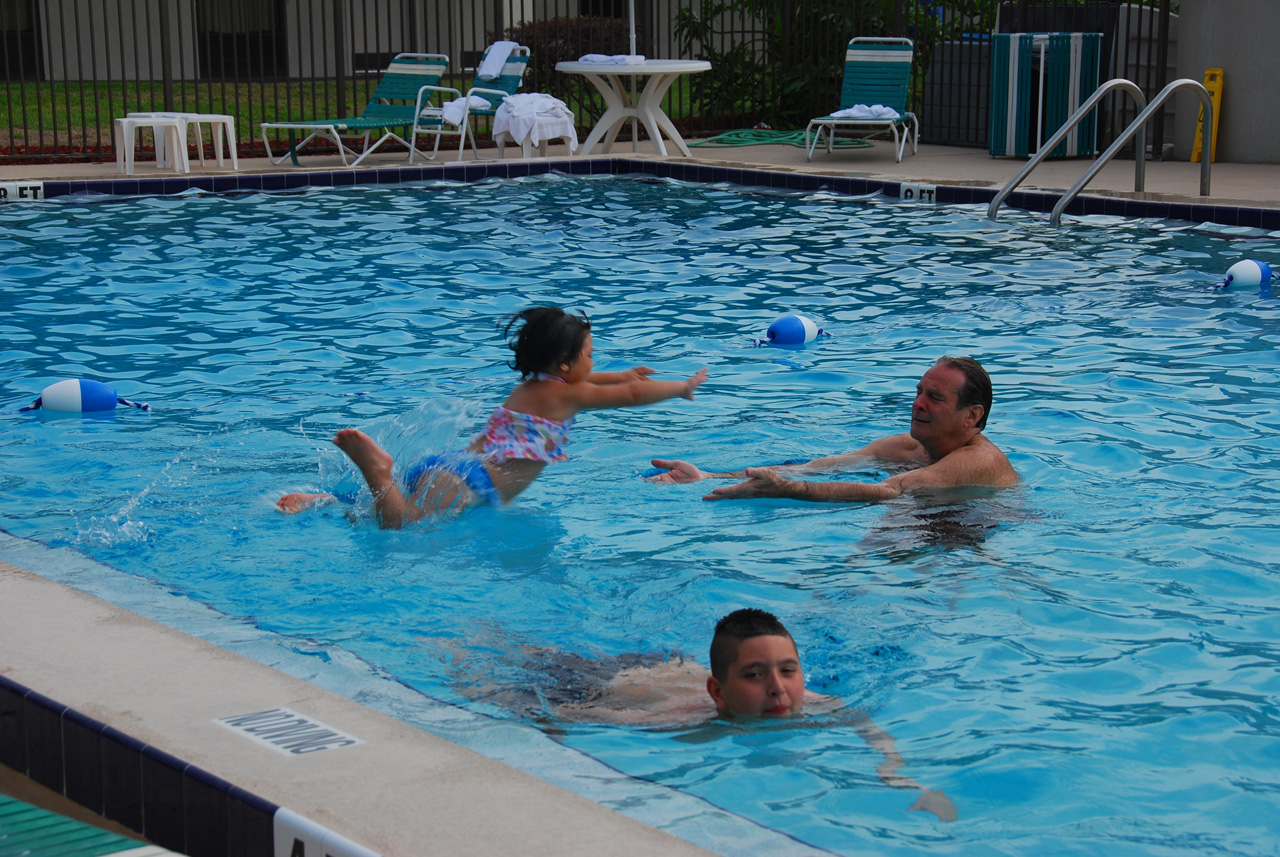 2009-04-05, 014, Pool side at the Hampton, Florida