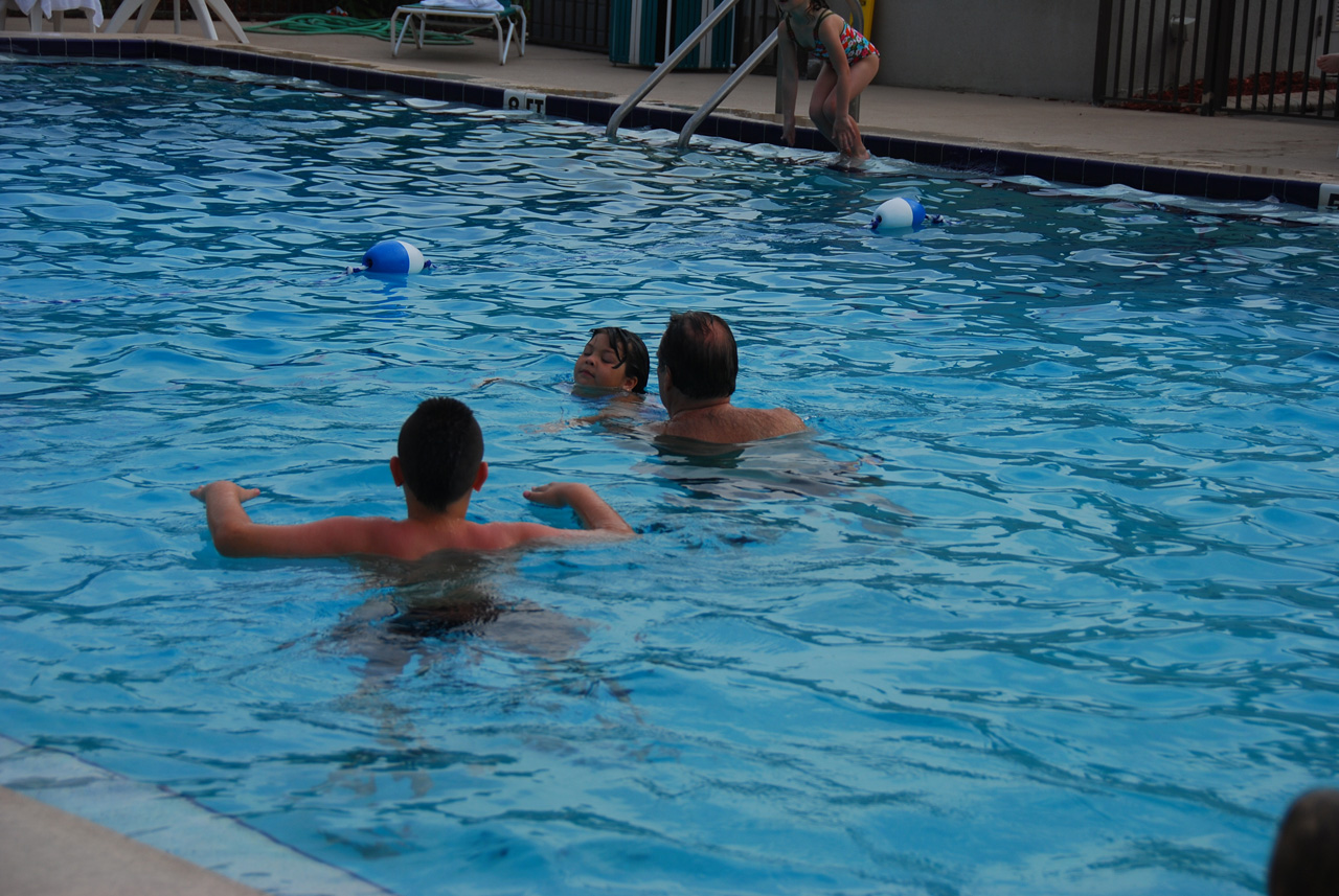 2009-04-05, 015, Pool side at the Hampton, Florida