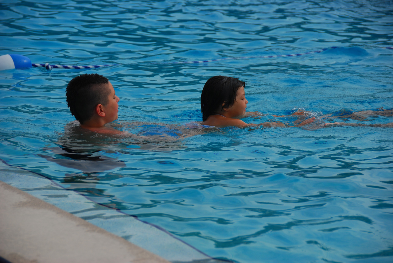 2009-04-05, 016, Pool side at the Hampton, Florida