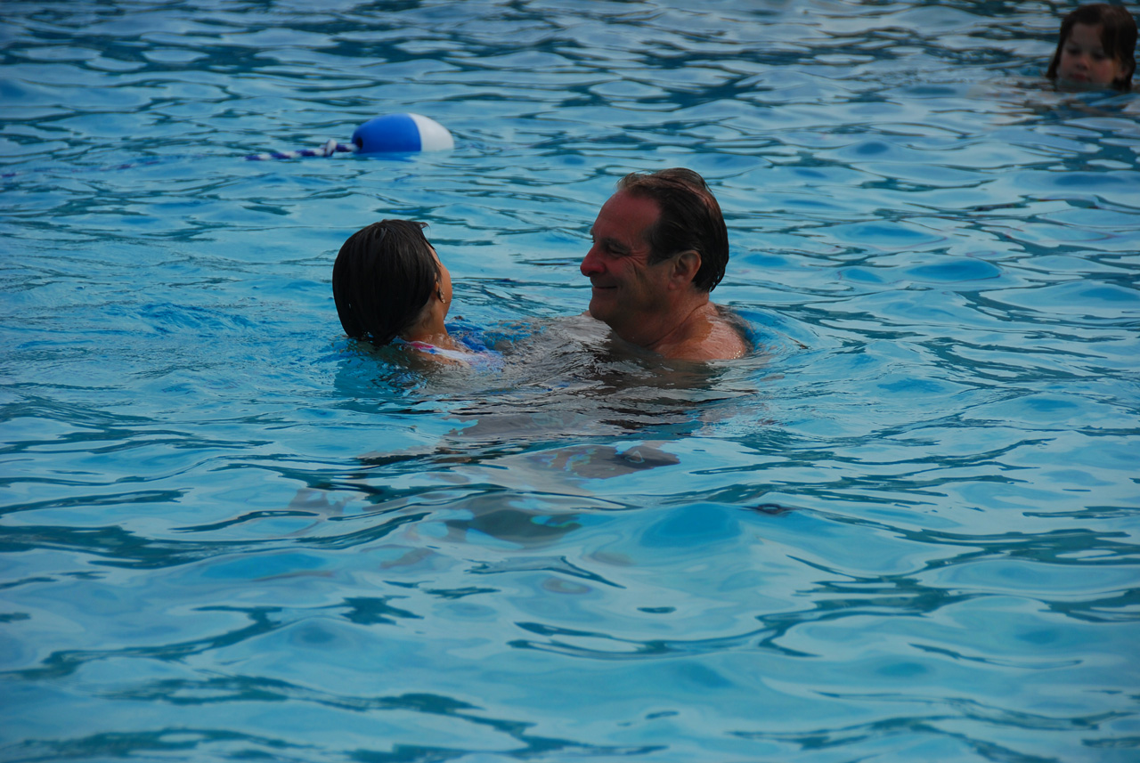 2009-04-05, 017, Pool side at the Hampton, Florida