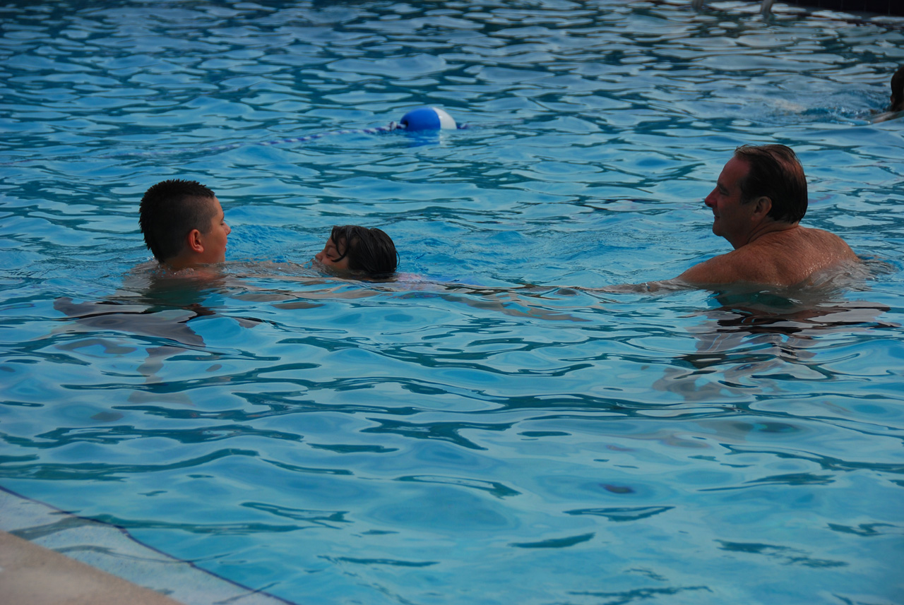 2009-04-05, 018, Pool side at the Hampton, Florida