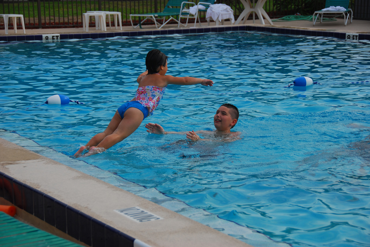 2009-04-05, 019, Pool side at the Hampton, Florida