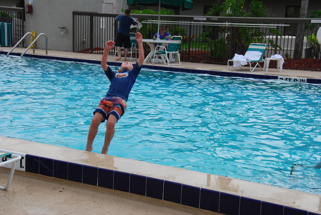2009-04-05, 022, Pool side at the Hampton, Florida